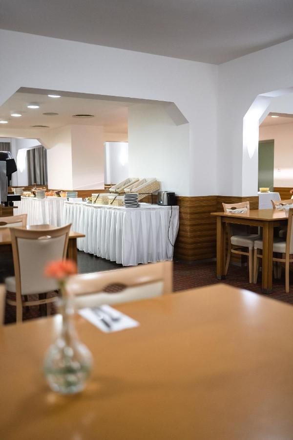 OREA Hotel Voro Brno Buitenkant foto
