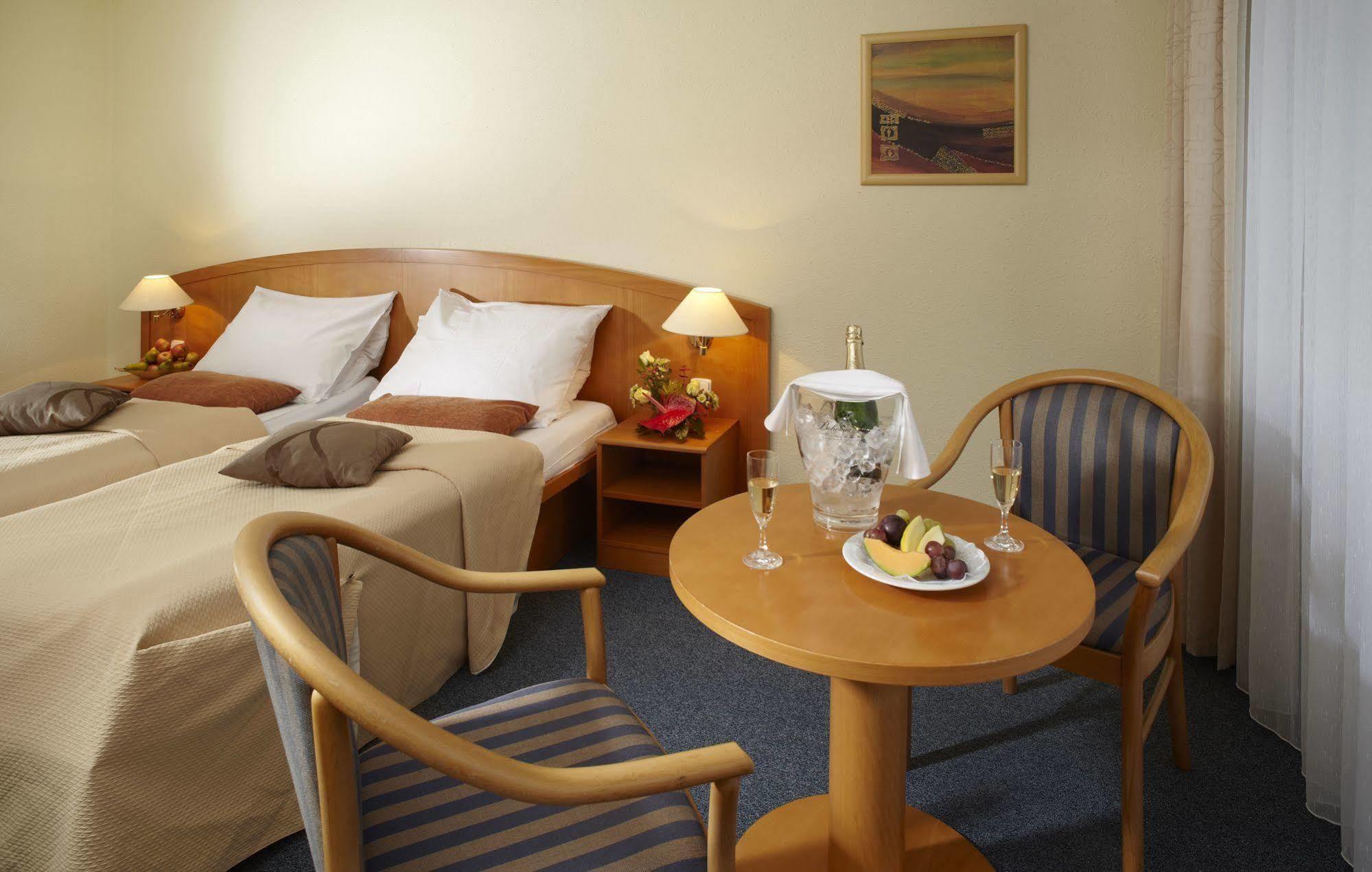 OREA Hotel Voro Brno Buitenkant foto
