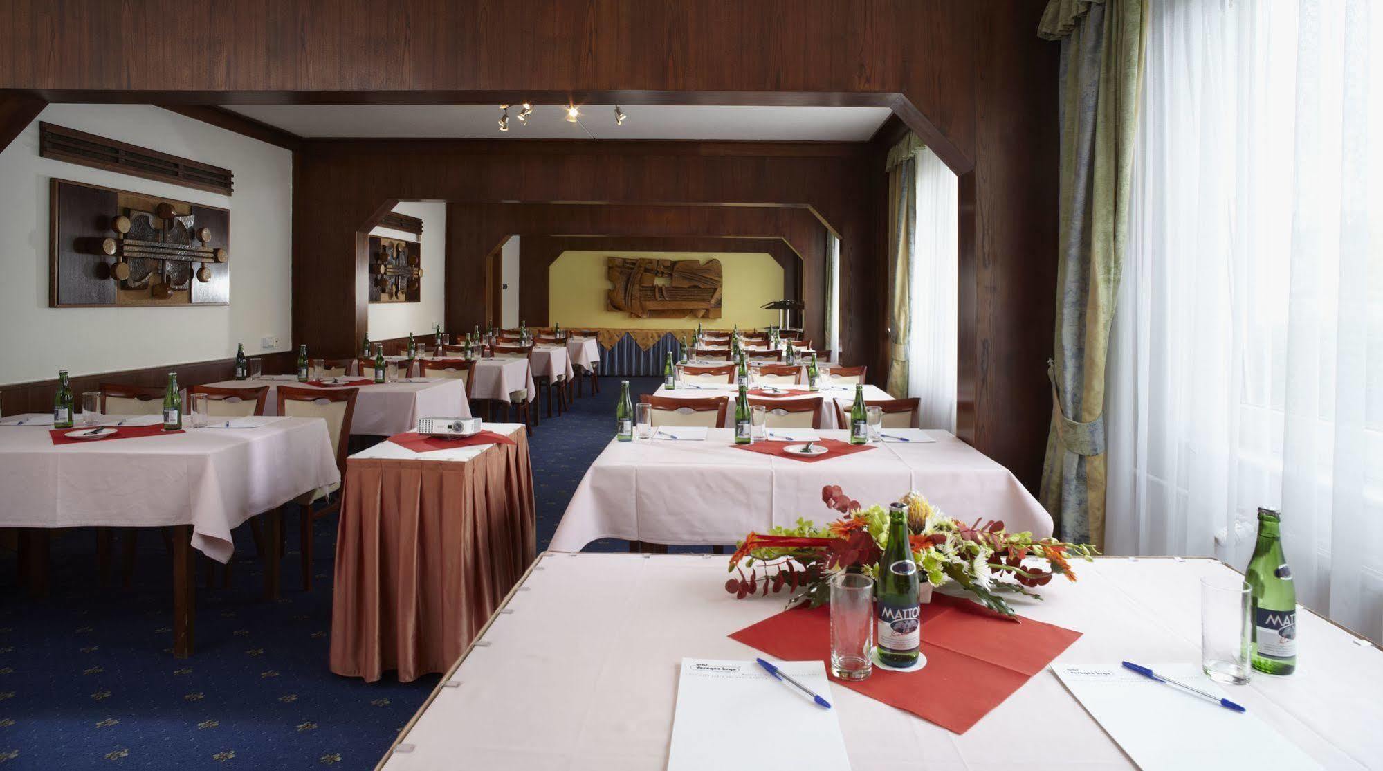 OREA Hotel Voro Brno Buitenkant foto
